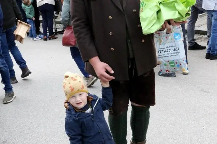 Am ersten Marktsonntag gesichtet wurden unter anderem Bürgermeister Günter Kernle, der neue  Marktleiter Hannes Lesnik (Foto), Landesverwaltungsgerichtspräsident Armin Ragoßnig, die Mediziner Elisabeth Zechner und Hartwig Rieder, Feuerwehrkommandant Andreas Ladstätter, Gymnasialdirektor Hannes Scherzer sowie „Ontörner“ Günther Trojer. 