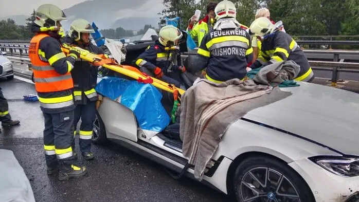 Feuerwehr und Rettungskräfte befreiten die Frau