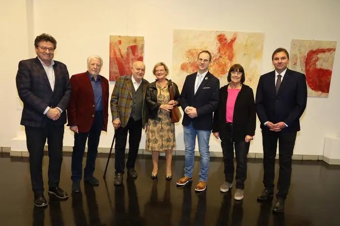 Großen Anteil am Zustandekommen der Ausstellung hatte der Rotary Club Feldbach. Im Bild: Thomas Meier, Präsident des Rotary-Club Feldach (5. v. r.), Vizebürgermeister Christian Ortauf (1. v. l.) und Kulturstadtrat Michael Mehsner (1. v. r.) mit Gästen.