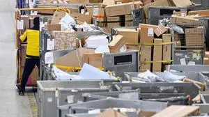 ABD0097_20251202 - WIEN - ÖSTERREICH: ++ THEMENBILD ++ Illustration zum Thema "Post AG / Logistik / Pakete / Paketzustellung / Weihnachten": Situation im Paket-Logistikzentrum der Post AG am Dienstag, 02. Dezember 2025, im Rahmen eines Medientermins zum Thema "Sortieren von Weihnachtspaketen" in Wien. - FOTO: APA/HANS KLAUS TECHT