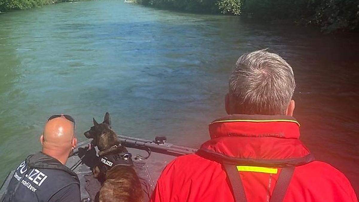 Polizeisuchhunde und Wasserwehr im Einsatz auf der Enns