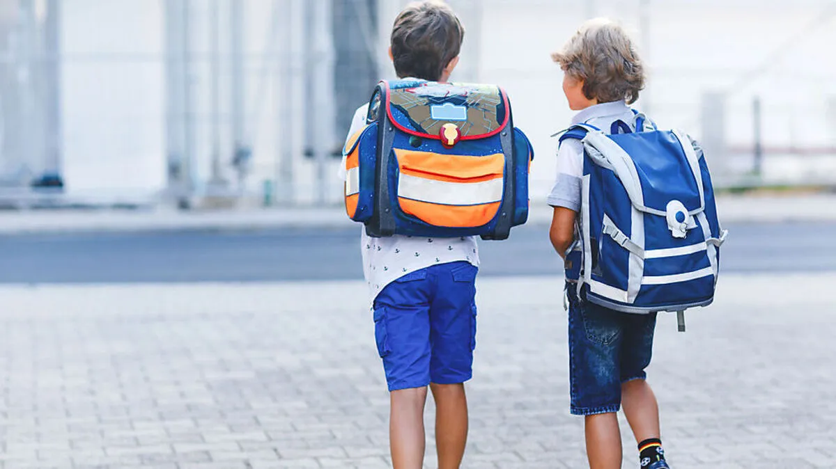 Mehrere Kinder mit Schultaschen wurden beobachtet, wie sie die Wohnung betreten (Symbolbild)