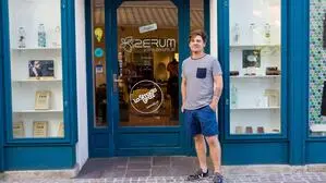 Zerum-Mitbegründer Sigmund Benzinger steht vor dem Geschäft in der Mariahilfer Straße