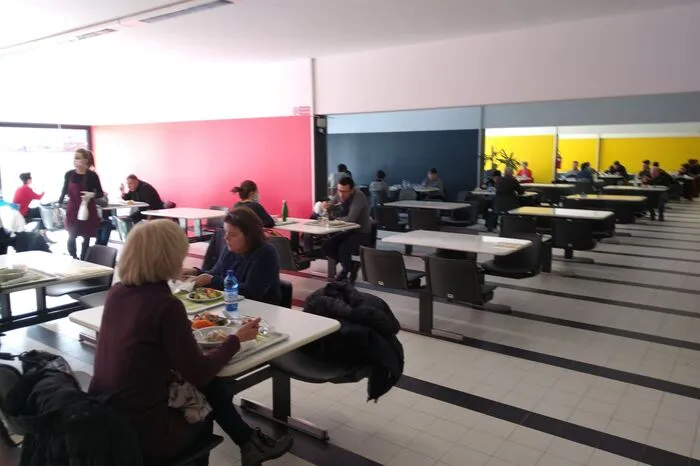In den Speiseräumen der Mensa in Tolmezzo essen die Gäste sonst dicht an dicht. Beim Lokalaugenschein (der große gemischte Salat um 4 Euro schmeckt wirklich vorzüglich, vor allem wenn gegrilltes Gemüse drüber gelegt wird) saß jeder mit so viel Abstand wie möglich zum nächsten. Bitte klicken Sie zum nächsten Foto . . .