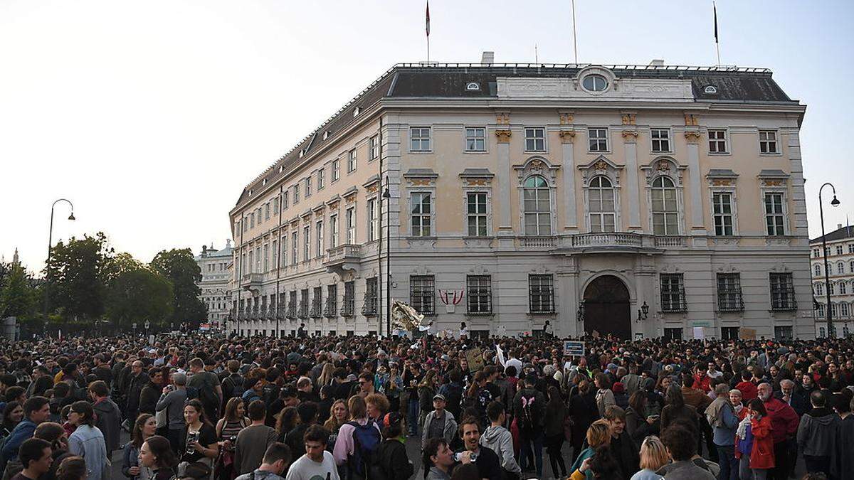 Proteste vor dem BUNDESKANZLERAMT