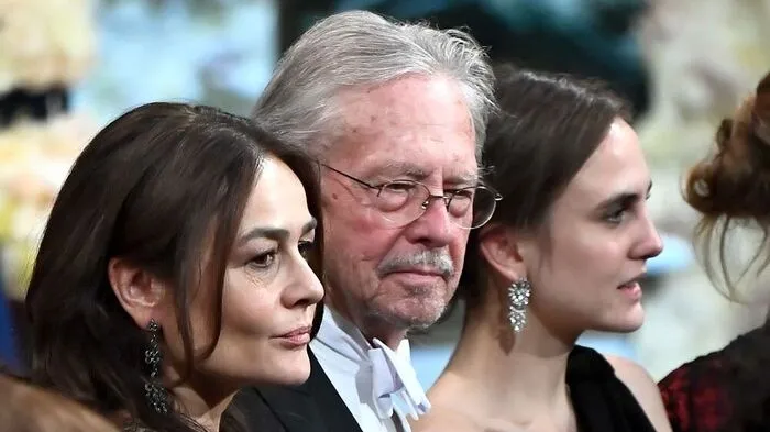Literaturnobelpreisträger Peter Handke mit seiner Frau Sophie Semin Handke