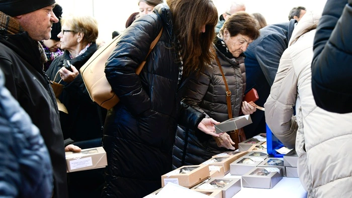 Es war ein ständiges Kommen und Gehen in den Räumen der Pfarre am Hartberger Kirchplatz am Samstag, Frauen und auch Ehepaare sind bepackt gekommen und haben Weihnachtsgebäck gebracht. 