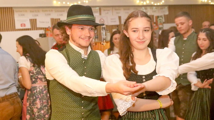 Bereits seit Jahrzehnten lädt die Landjugend (LJ) Brückl im Görtschitztal am Tag nach dem Heiligen Abend zur rauschenden Ballnacht. Und nicht enden wollte am Christtag der Besucheransturm beim Eingang zum Gemeinschaftshaus. Klar, dass sich darüber LJ Brückl-Obmann Alexander Krall und LJ-Leiterin Alexandra Jordan sichtlich erfreut zeigten. 
