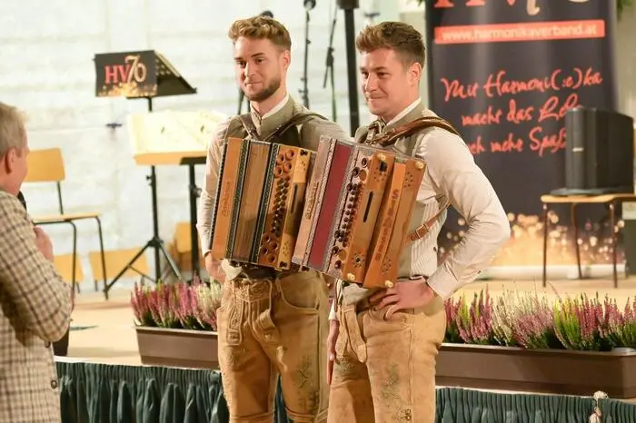 Viele junge, aber auch erfahrene Virtuosen auf diesen Instrumenten – wie Tobias und Christoph Bracher oder das Wiener Akkordeon-Kammerensemble – sorgten für einen unvergesslichen Harmonikamix.