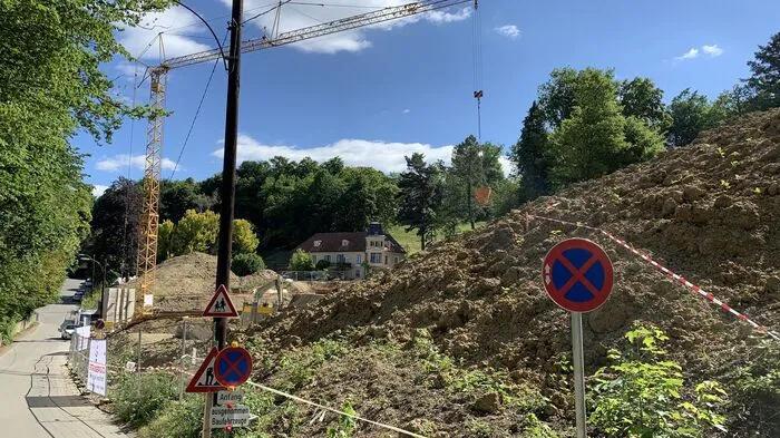 Anrainer sind über die Riesen-Baustelle im Grüngürtel erzürnt.