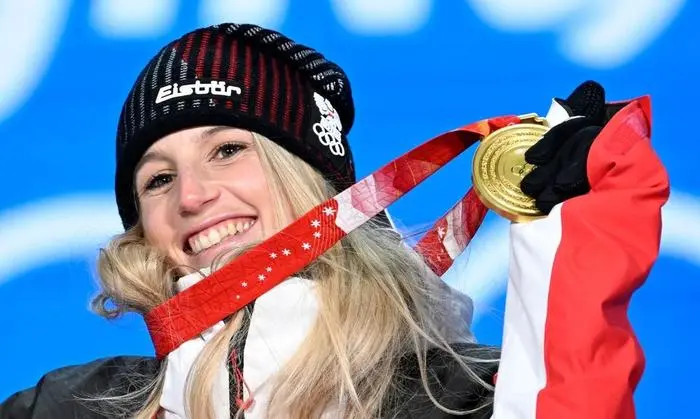 Sympathieträgerin und Sportidol: Anna Gasser mit ihrer Goldmedaille bei den Olympischen Spielen in Peking