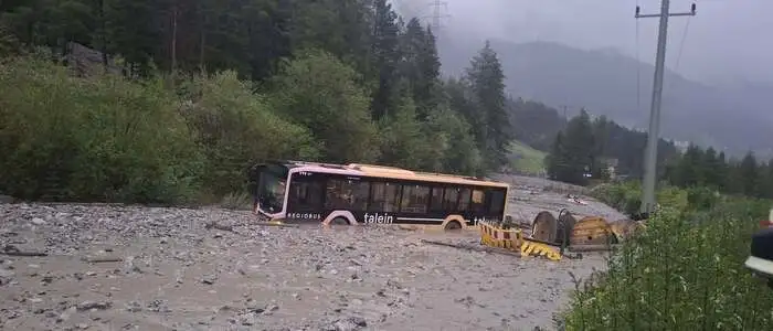 Die Mure verlegte die Straße auf einer Länge von 80 Metern