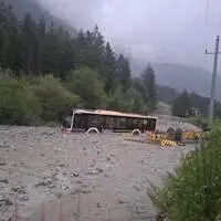 Die Mure verlegte die Straße auf einer Länge von 80 Metern