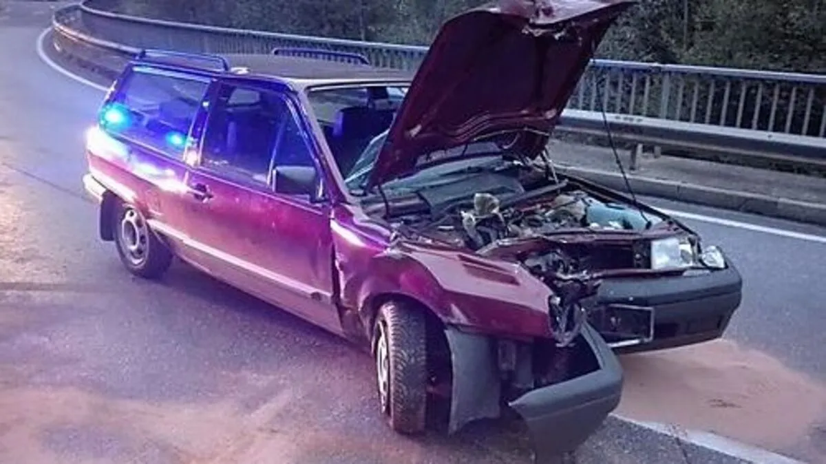 Das Auto wurde bei dem Unfall schwer beschädigt