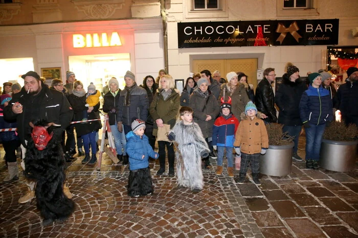 Auch beim 2. Raunachtslauf machten sich am Samstagabend Jung und Alt Richtung Stadtzentrum auf, um einen Blick auf die höllischen Gesellen bei ihrem Marsch vom Unteren Platz Richtung Hauptplatz zu werfen.