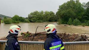 Rund 500 Einsatzkräfte sind am Montag ausgerückt, um gegen das Hochwasser anzukämpfen
