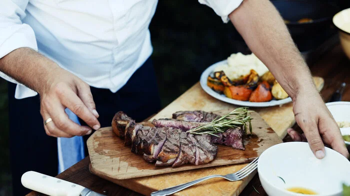 Worauf sollte man beim Aufstellen des Grills achten?• Der Griller sollte stabil auf einer ebenen Fläche stehen.• Bewegen Sie den Griller nicht mehr, wenn er mit glühender Kohle gefüllt ist.• Den Griller nicht in der Nähe von leicht brennbaren Materialien (Schilfmatten, Gartenmöbel, Zelten, Holzbauten, Holzzäunen...) in Betrieb nehmen.• Wählen Sie einen möglichst windgeschützten Grillplatz, um Funkenflug und herumfliegende Asche zu vermeiden.• Ein Holzkohlegrill darf ausschließlich im Freien betrieben werden.• Nicht im Wald oder in Waldnähe grillen.• Lassen Sie Kinder niemals unbeaufsichtigt in der Nähe eines Grills!