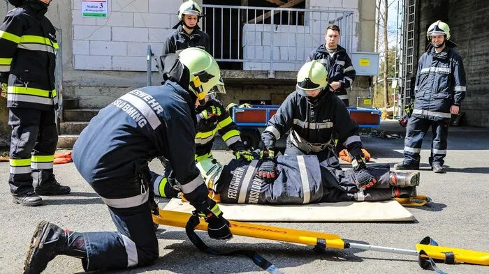 Handhabung von Strahlrohren, Brandbekämpfung mit Schaum, Menschenrettung: Diese und andere Stationen mussten die angehenden Feuerwehrleute zum Abschluss ihrer Grundausbildung absolvieren.