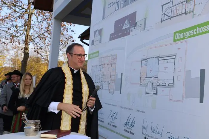 Pfarrer Markus Schöck segnete die neue Baustelle