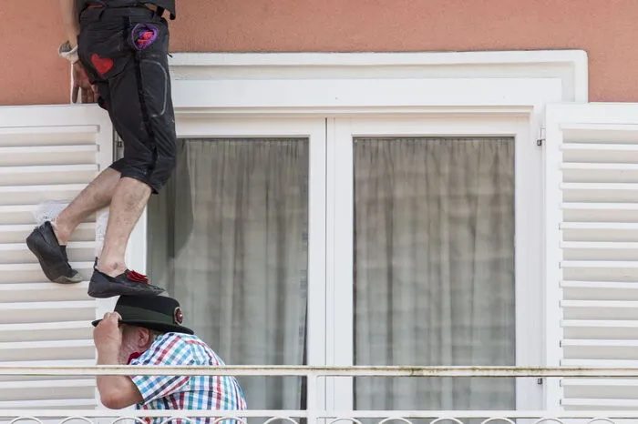 Da wurde auf Balkone geklettert und an Fenster geklopft.