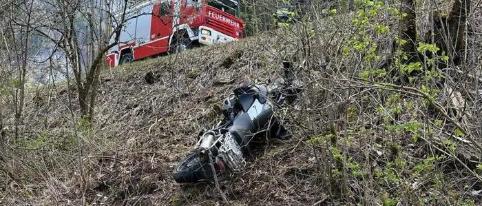 Der Motorradlenker stürzte mit seiner Maschine über eine Böschung