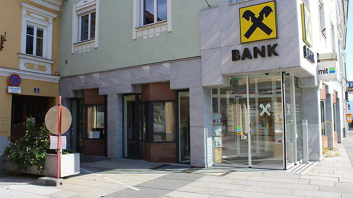 Am Vorplatz in der Kirchgasse, direkt neben der Raiffeisenbank, gilt Halte- und Parkverbot