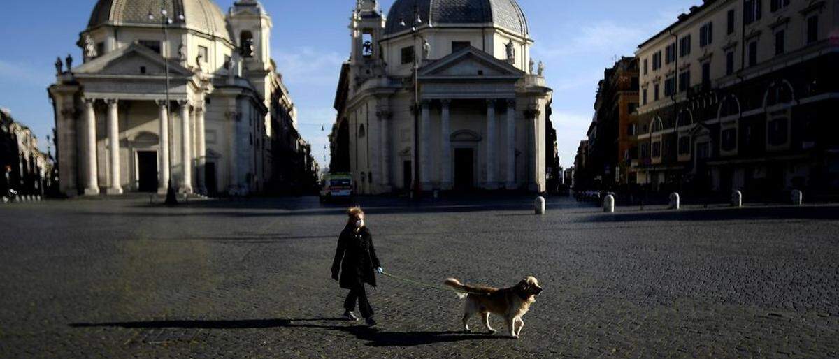 Die verlassene Piazza del Popolo im Herzen von Rom.