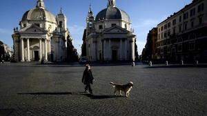 Die verlassene Piazza del Popolo im Herzen von Rom.