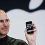Der verstorbene Apple-Gründer Steve Jobs mit dem Ur-iPhone 2007