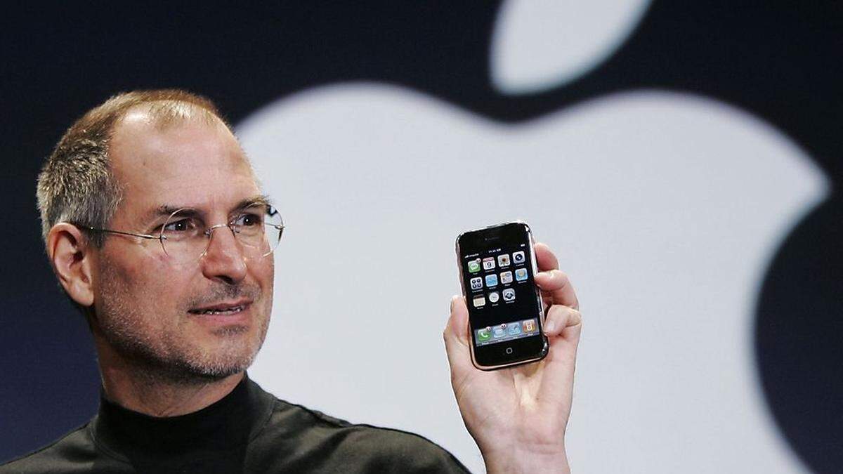 Der verstorbene Apple-Gründer Steve Jobs mit dem Ur-iPhone 2007
