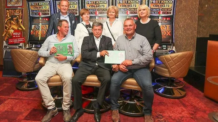 Parcoursbauer Kris van Gelder (vorne rechts) und Holland-Equipeboss Chris Koppelmann (sitzend, links) freuen sich mit Max Kaltenegger (Mitte). Hinten: Wolfgang Pirker, Marion Galler, Karin Schinnerl, Friedl Kaltenegger