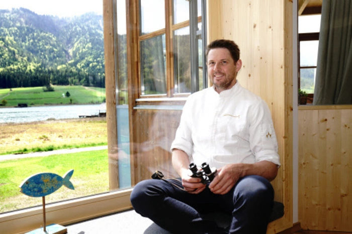 Blick ins weite Land: Gartensuiten mit Blick auf die Wiese und den Weißensee.