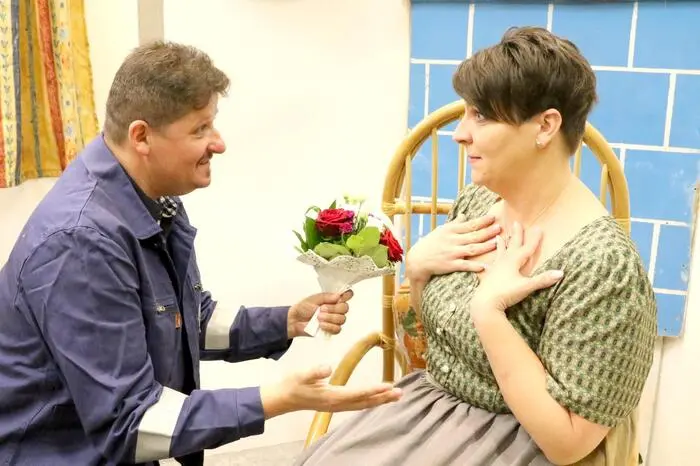 Im Dreiakter „Moulin Rouge, wir kommen!“ brillierten die Laienschauspieler unter Regisseur Günther Kuss. 