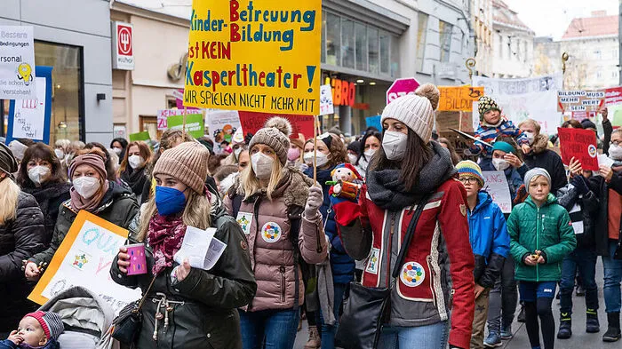13. November 2021: Kindergarten- und Krippenpersonal demonstriert in Graz. Die Pandemie belastet das System zusätzlich, Wertschätzung und Bezahlung sind zu gering.