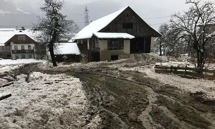 Eine Nassschneelawine erfasste Freitagabend ein Wohnhaus in Griminitzen 