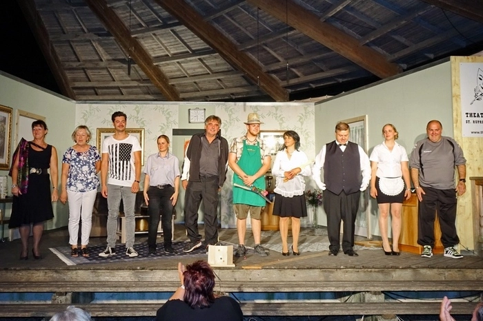 Viel Szenen- und ausgiebigen Schlussapplaus gab es für die  Theatergruppe.
