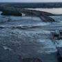 Gewaltige Wassermassen strömen durch den zerstörten Staudamm am Dnipro