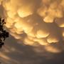 Ausbeulungen an der Unterseite sind typisch für Mammatuswolken (Symbolbild)