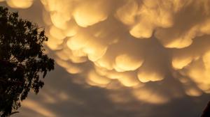 Ausbeulungen an der Unterseite sind typisch für Mammatuswolken (Symbolbild)