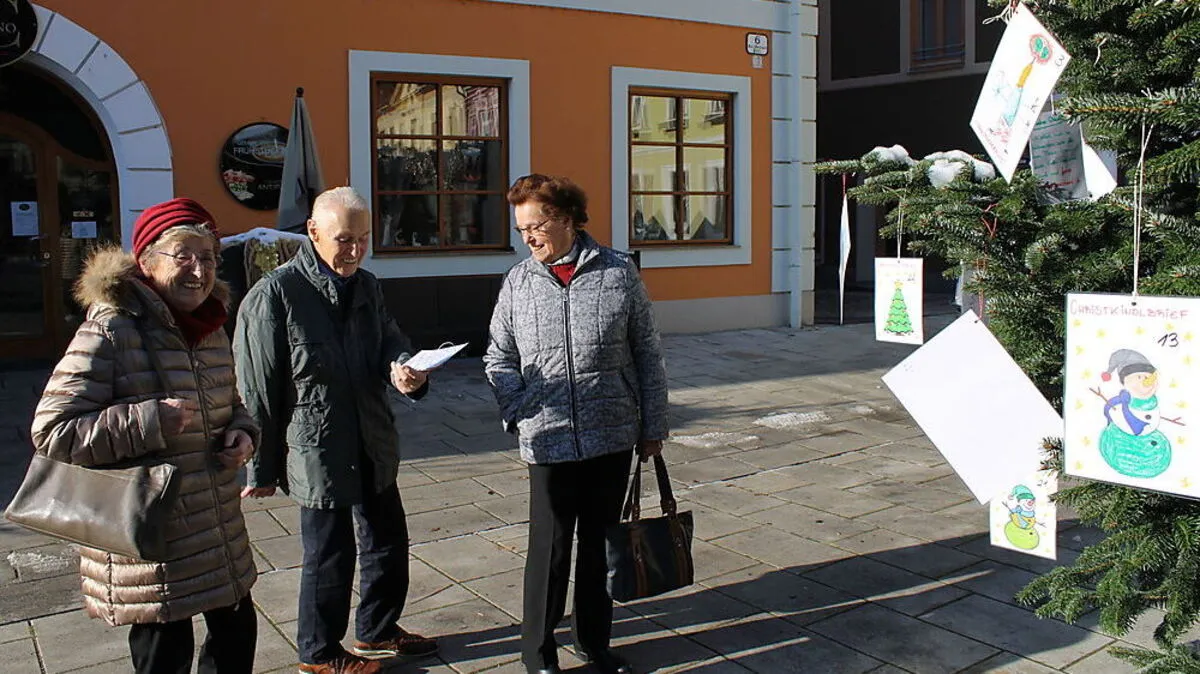 Interessierte können sich einen Zettel vom Baum nehmen