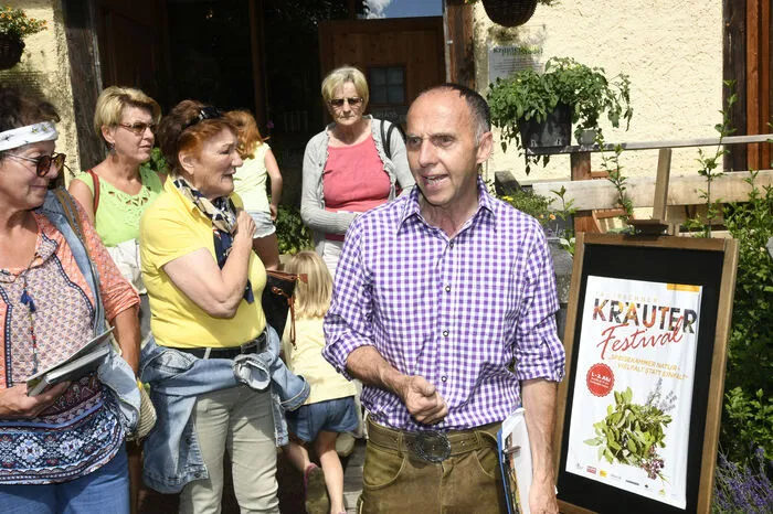 "Das Haltbarmachen von Kräutern, Obst und Gemüse soll Anstoß geben, um wieder in kleinen Kreisläufen zu denken. Wir wollen das Kochhandwerk in den Vordergrund stellen, und zeigen, wie köstlich Natur schmecken kann", so Eckart Mandler bei der Eröffnung vor dem Kräuterhaus.