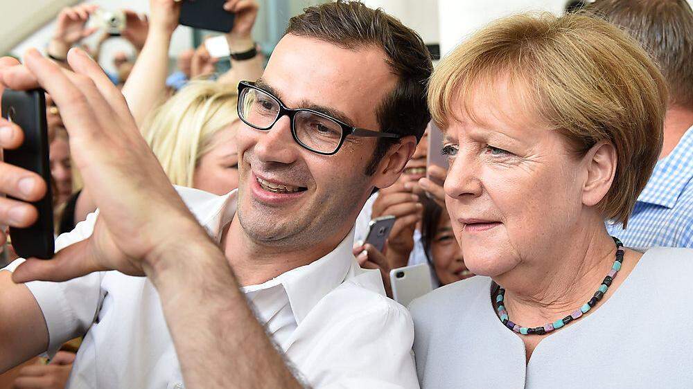 Selfie mit Kanzlerin: Angela Merkel beim heutigen 18. Tag der offenen Tür der Bundesregierung 