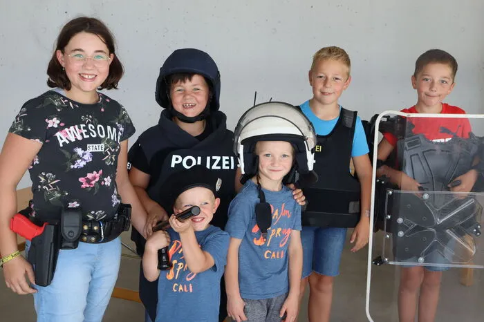 Und die Ausrüstung anprobiert: Alina, Jannik, Pascal, Marcel, Raphael und Sebastian hatten sichtlich Spaß beim Tag der offenen Tür der Weizer Polizei.