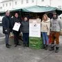 Marktamtsleiter Otmar Felsberger und Marktreferent Stadtrat Christian Pober mit Beschickerinnen und Beschickern des Villacher Wochenmarktes
