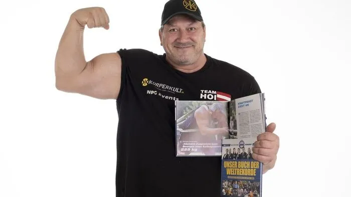 Strongman Martin Hoi ziert auch das Cover des neuen Rekord-Buches