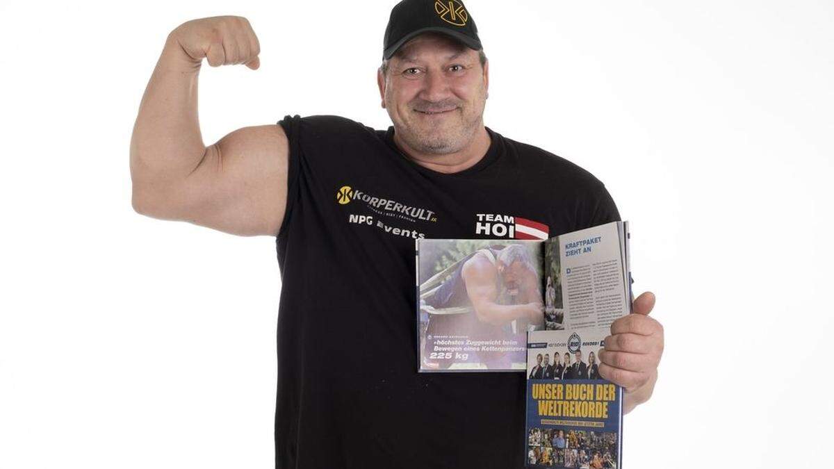 Strongman Martin Hoi ziert auch das Cover des neuen Rekord-Buches 