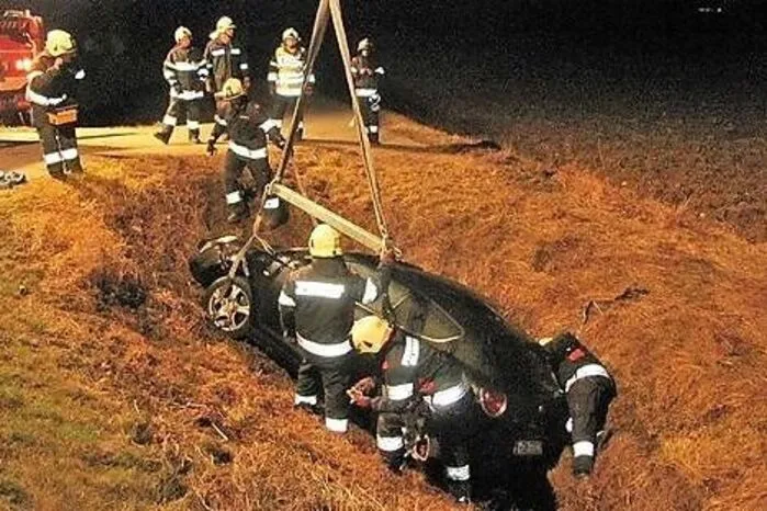 Während auf der B65 eine Unfalllenkerin versorgt wurde, krachte ein alkoholisierter Lenker in den Rettungswagen.