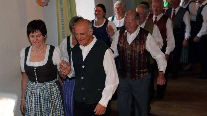 Im Florianisaal des Gasthauses Stocker fand dem 21. Februar das 17. Hutfest des Seniorenbundes St. Peter ob Judenburg statt. Zu den Klängen von Musi Hansi aus St. Oswald tanzten die Senioren. Unter den Gästen sah man den Landtagsabgeordneten Hermann Hartleb sowie die Seniorenbundobleute Adolf Romirer (St. Georgen) und Hermann Sprung (Oberzeiring).