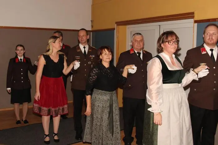 Unter dem Motto „Uniform trifft Tracht“ wurde die Ballnacht gefeiert.