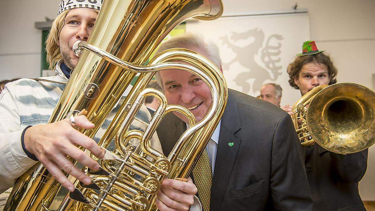 Musiker im Kostüm zum 65er: LH Schützenhöfer